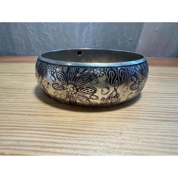 Vintage Etched Floral Boho Bangle Bracelet – Wide Silver Tone Cuff - Picture 4 of 7